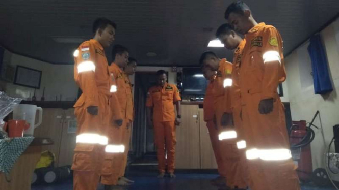Tim Basarnas bersiap mencari tiga WNA Tiongkok yang hilang saat menyelam.