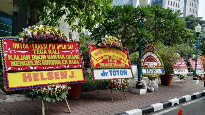 Karangan bunga untuk Fraksi PSI di DPRD DKI Jakarta