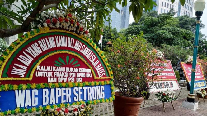 Karangan bunga untuk Fraksi PSI di DPRD DKI Jakarta