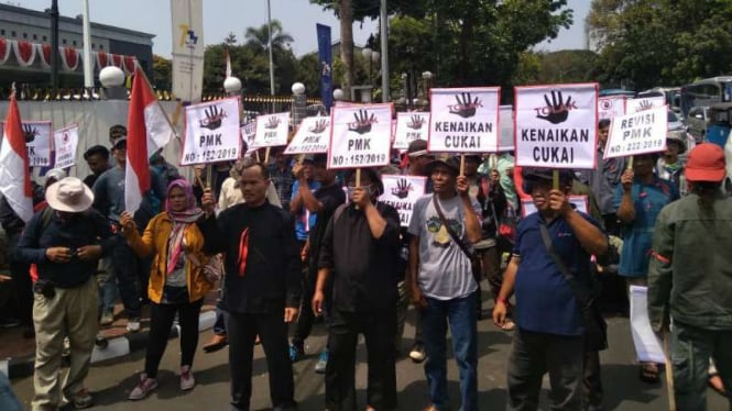 Para petani tembakau demo di depan kantor Kementerian Keuangan.