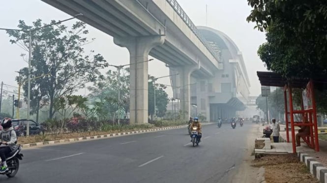 Kabut asap akibat kebakaran hutan dan lahan masih menyelimuti Kota Palembang meski ibu kota Sumatera Selatan itu sudah mulai hujan dalam beberapa hari terakhir.