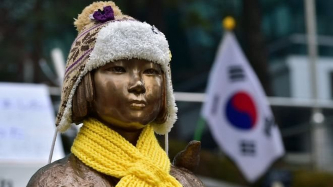 Patung udak seks" di luar kedutaan besar Jepang di Seoul. - AFP"