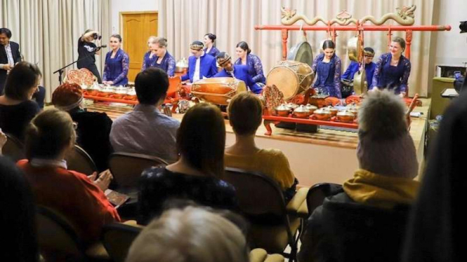 Warga Rusia menyaksikan pertunjukan gamelan di Moskow