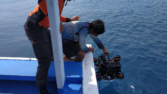 Tim SAR gunakan drone bawah laut untuk mencari penyelam yang hilang.