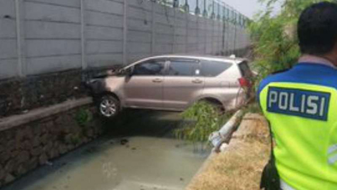 Mobil kecelakaan melintang di atas saluran air di Kalideres, Jakbar.