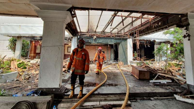Petugas tengah memeriksa gedung Hailai, usai terbakar, Selasa, 5 November 2019.