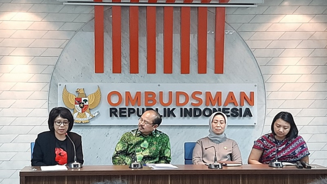 Istri almarhum Munir, Suciwati (kiri) melapor ke Ombudsman 