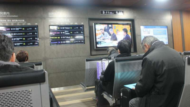 ilustrasi seorang lansia di ruang tunggu kereta cepat Shinkansen di Jepang.