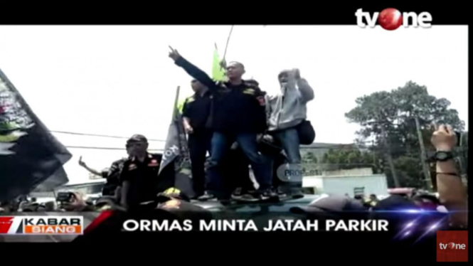 Ormas di Bekasi saat unjuk rasa minimarket minta jatah parkir
