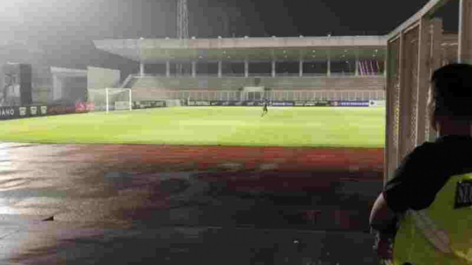 Hujan deras, Timnas Indonesia U-19 dan Timor Leste gagal latihan.