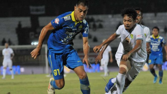 Pemain Persib Bandung, Omid Nazari (kiri)