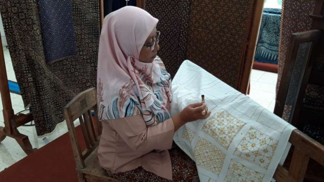 Pembatik di acara 7 Th ASEAN Traditional Textile Symposium di Yogyakarta