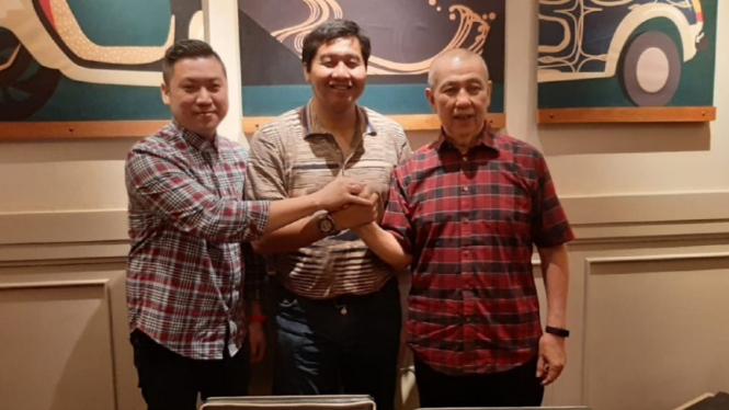 Ketua Umum Perbasi, Danny Kosasih bersama Maruarar Sirait dan Cahyadi Wanda