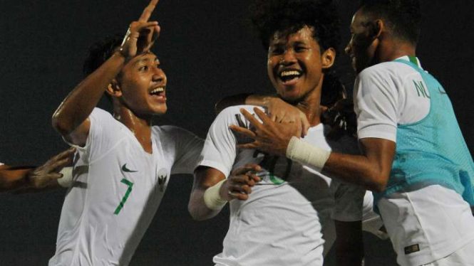 Pemain Timnas Indonesia U-19, Bagus Kahfi (tengah) rayakan gol.