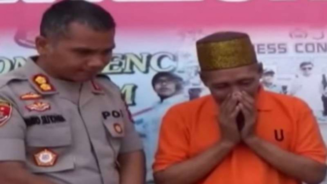 Polisi memperlihatkan tersangka penistaan agama, Puang Lallang alias Mahaguru, pemimpin tarekat Tajul Khalwatiyah, di Kabupaten Gowa, Sulawesi Selatan.