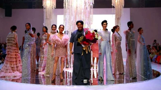 IPMI Trend Show 2021 Ivan  Gunawan  Tampilkan Gaun  Malam 