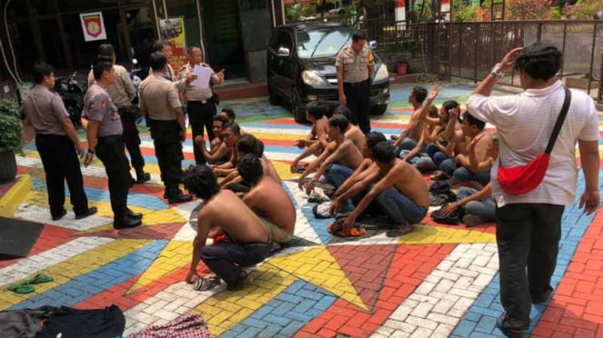 La policía asegura una colección de matones. (Imagen de foto).