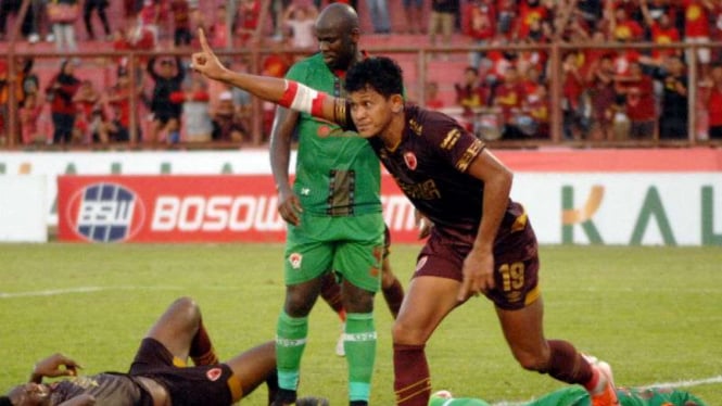 Pemain PSM Makassar, Rizky Pellu, rayakan gol ke gawang Kalteng Putra.