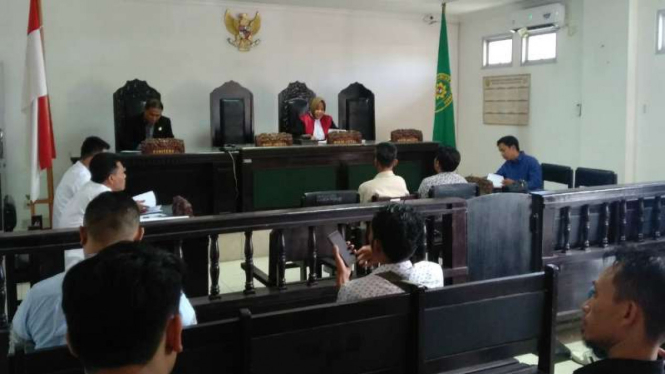 Dua warga Lombok Tengah, Nusa Tenggara Barat, divonis hukuman pidana oleh Pengadilan Negeri Praya Lombok Tengah dalam perkara sengketa lahan sirkuit MotoGP Mandalika pada Rabu, 6 Oktober 2019.