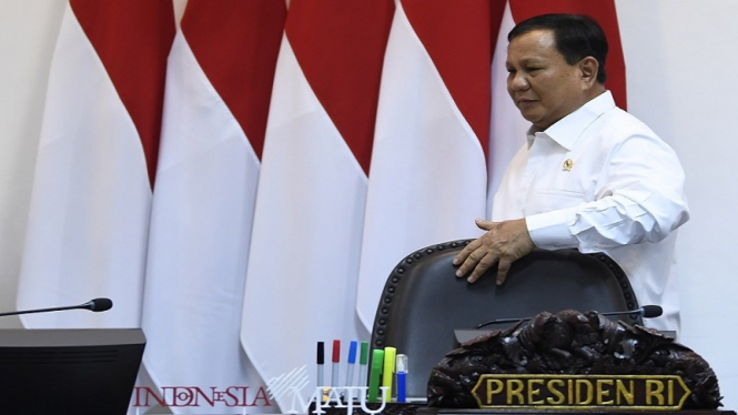 Menteri Pertahanan Prabowo Subianto bersiap mengikuti rapat terbatas 