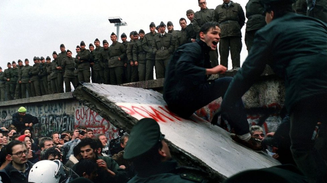 Tembok Berlin diruntuhkan pada 9 November 1989.-(Getty Images)