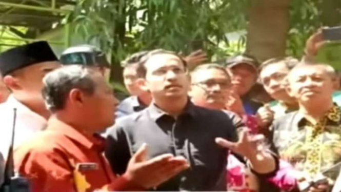Menteri Pendidikan dan Kebudayaan Nadiem Anwar Makarim mengunjungi ruang kelas yang ambruk di SD Negeri Gentong, Kota Pasuruan, Jawa Timur, pada Kamis, 7 November 2019.