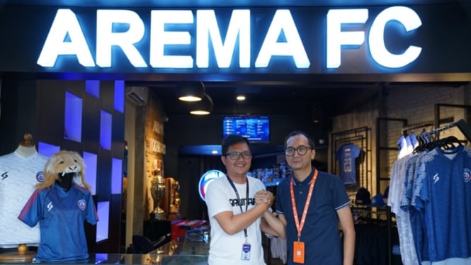 Manager Store Arema FC, Tjiptadi dan Country Brand Manager Shopee, Rezki Yanuar