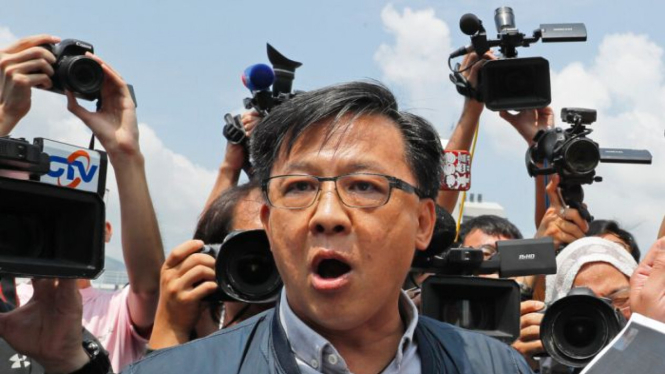 Politisi Hong Kong yang pro Beijing, Junius Ho, ditikam seorang pendukung demo anti pemerintah, saat berkampanye dalam pemilu lokal, Rabu (6/11/2019).