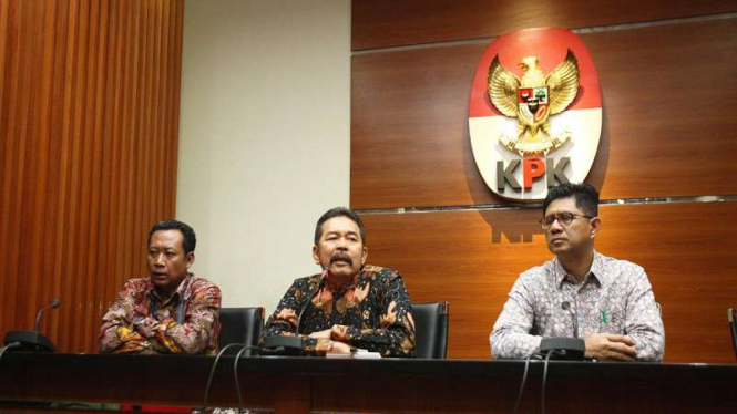 Jaksa Agung ST Burhanuddin (tengah) didampingi Wakil Ketua KPK, Laode M Syarief 
