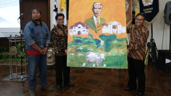 Rektor UGM bersama lukisan Sardjito.
