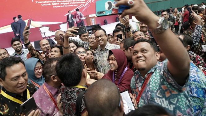 Gubernur DKI Jakarta Anies Baswedan (tengah) dalam Rakornas Pengadaan 2019