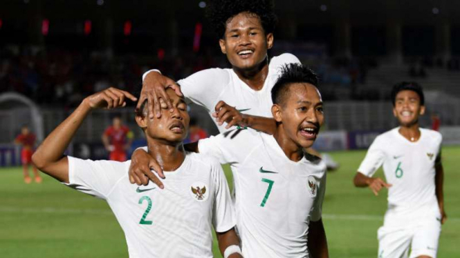 Pemain Timnas Indonesia U-19 rayakan gol.