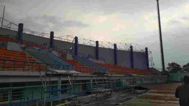 Atap Stadion Arcamanik Bandung Roboh