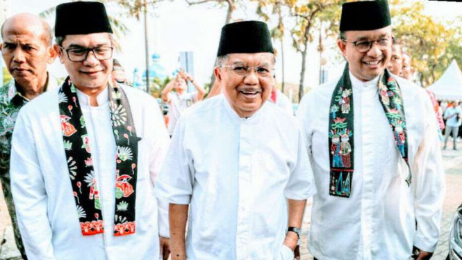 Gubernur DKI Jakarta Anies Baswedan dan mantan Wapres Jusuf Kalla.