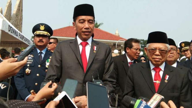 Presiden Jokowi dan Wapres Maruf Amin di TMP Kalibata, Jakarta.