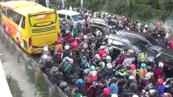 Kemacetan di kawasan Puncak Bogor pada Minggu, 10 November 2019.