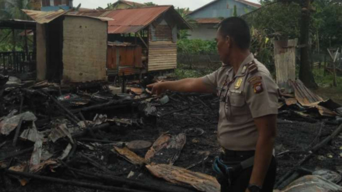 Kasi Humas Polsek Pontianak Utara Ipda Hamdani menunjukkan lokasi kebakaran.