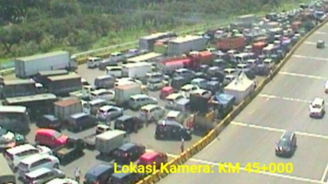 Kemacetan di Tol Jagorawi yang menuju Puncak, Bogor, Jawa Barat.