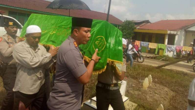 Kapolres Pontianak AKBP Andrianto ikut juga memikul jenazah korban kebakaran.