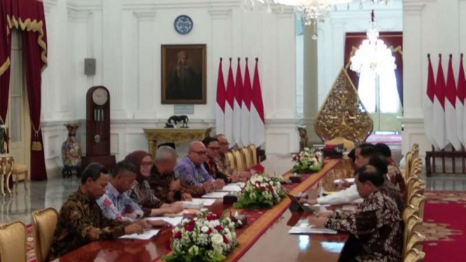 Presiden Joko Widodo menerima pimpinan Komisi Pemilihan Umum (KPU).