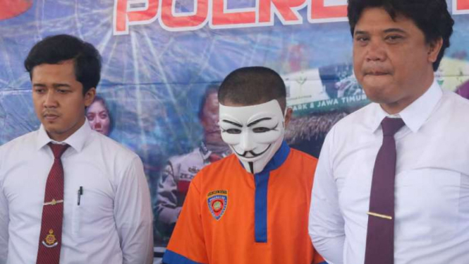 Polisi memperlihatkan seorang pria tersangka pencabul gadis di bawah umur hasil berkenalan melalui Facebook di kantor Polres Kota Malang, Jawa Timur, Senin, 11 November 2019.