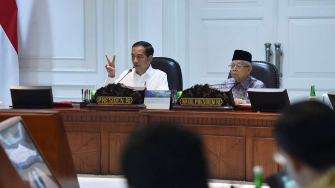 Presiden Joko Widodo bersama Wapres Maruf Amin memimpin rapat kabinet