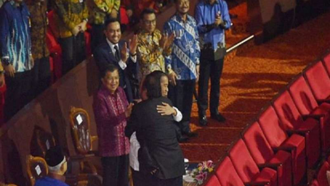 Presiden Jokowi memeluk erat Ketum Nasdem Surya Paloh 