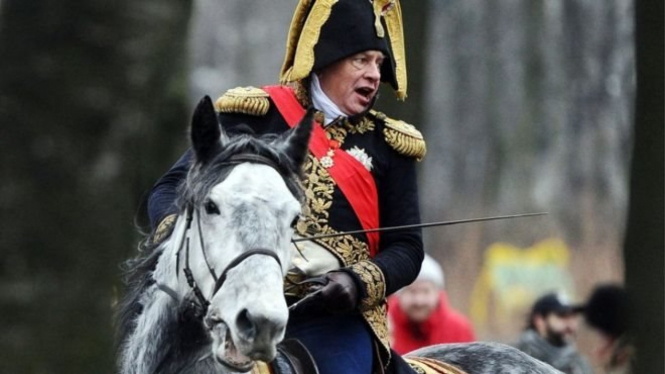 Profesor Sokolov gemar mengenakan kostum Napoleon. - AFP