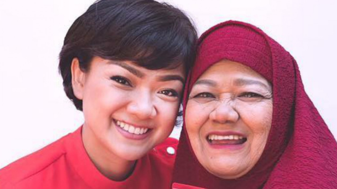 Nirina Zubir dan sang ibunda.