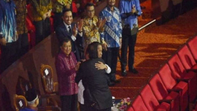 Jokowi memluk Ketua Umum NasDem Surya Paloh