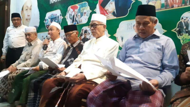 Sejumlah petinggi NU Jawa Timur memberikan keterangan pers tentang hasil bahtsul masail dengan topik salam lintas agama di Surabaya pada Selasa, 12 November 2019.