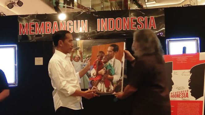Presiden Jokowi mengunjungi pameran foto jurnalis di Jakarta Barat