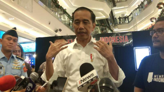 Presiden Joko Widodo usai mengunjungi pameran foto di Neo Soho Mal Central Park, Jakarta Barat, Selasa, 12 November 2019.