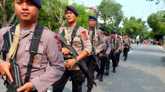 Personel Brimob Polri berjalan menuju Mapolrestabes Medan pascabom bunuh diri.